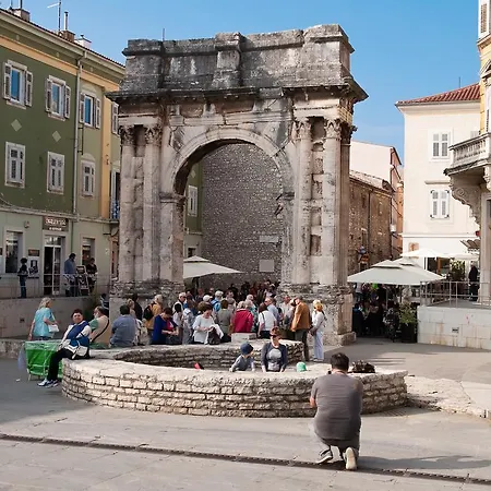 Center Big With Private Parking Apartament Pula