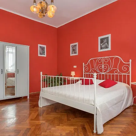 Center Big With Private Parking Pula