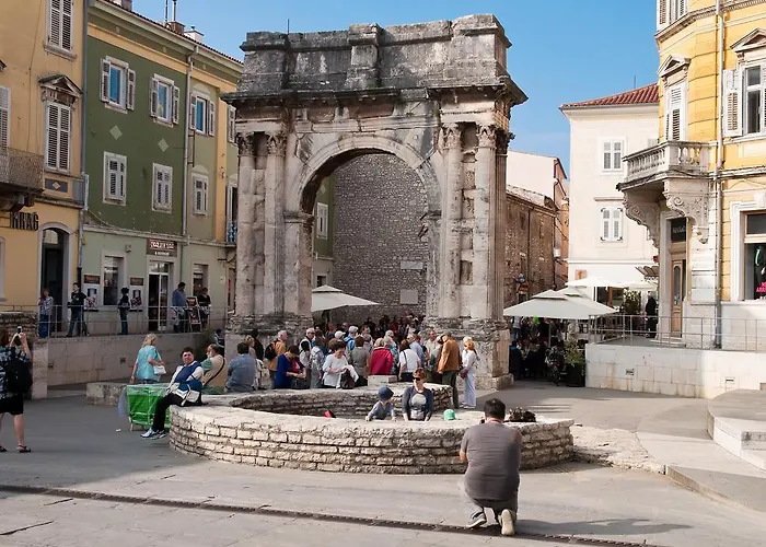 Center Big With Private Parking דירה פולה